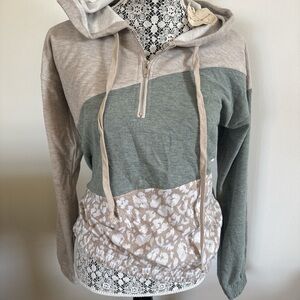 Hem & Thread Women's Cream and Green Colorblock Hoodie